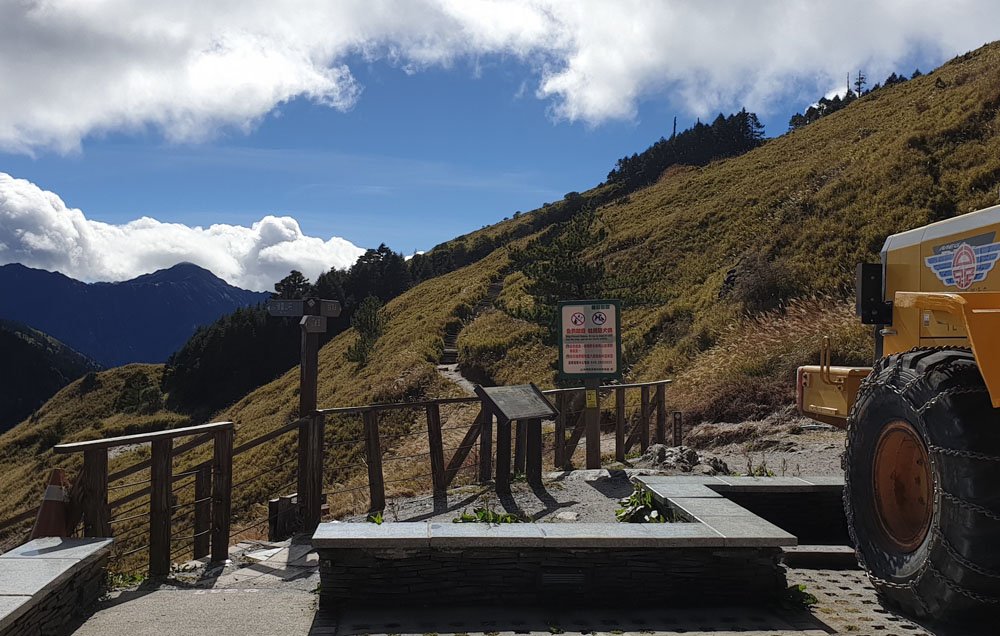 Hehuanshan East Peak Trail Entrance